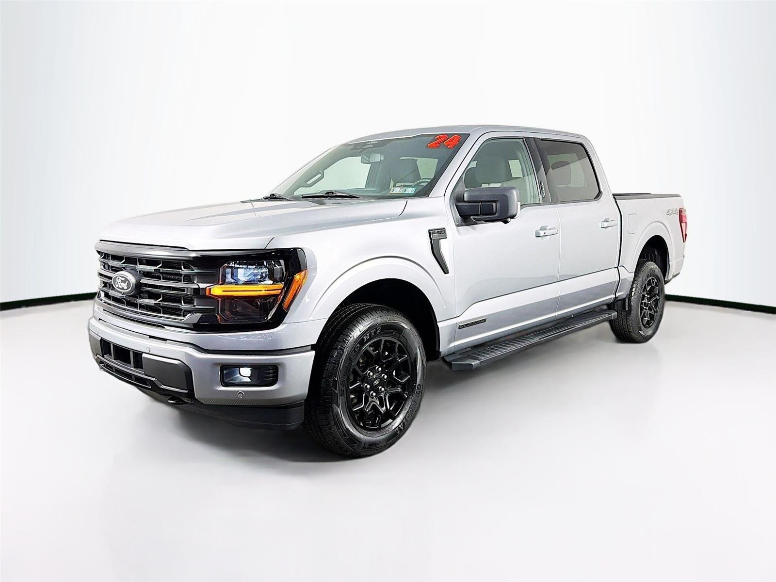 Used 2024 Iconic Silver Ford XLT image 3
