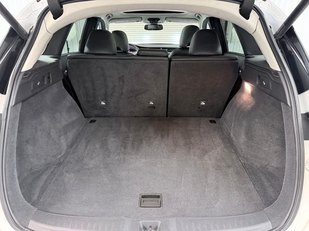 Used 2020 White INFINITI LUXE image 30