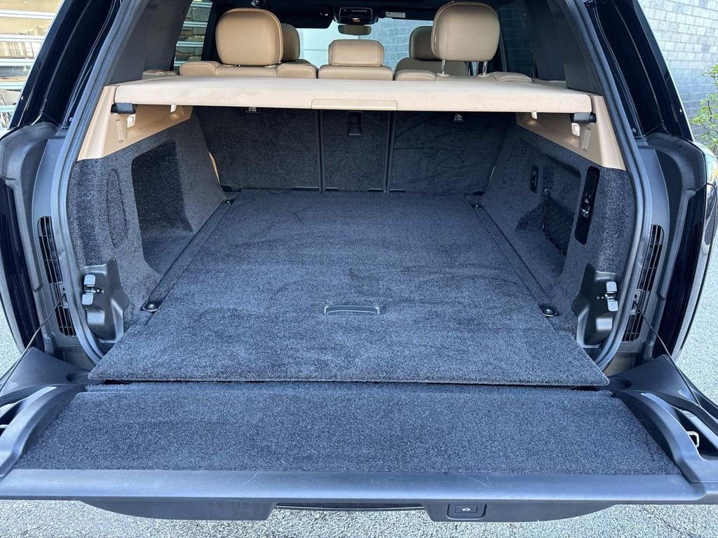 Certified Used 2024 Santorini Black Metallic Land Rover SE image 5