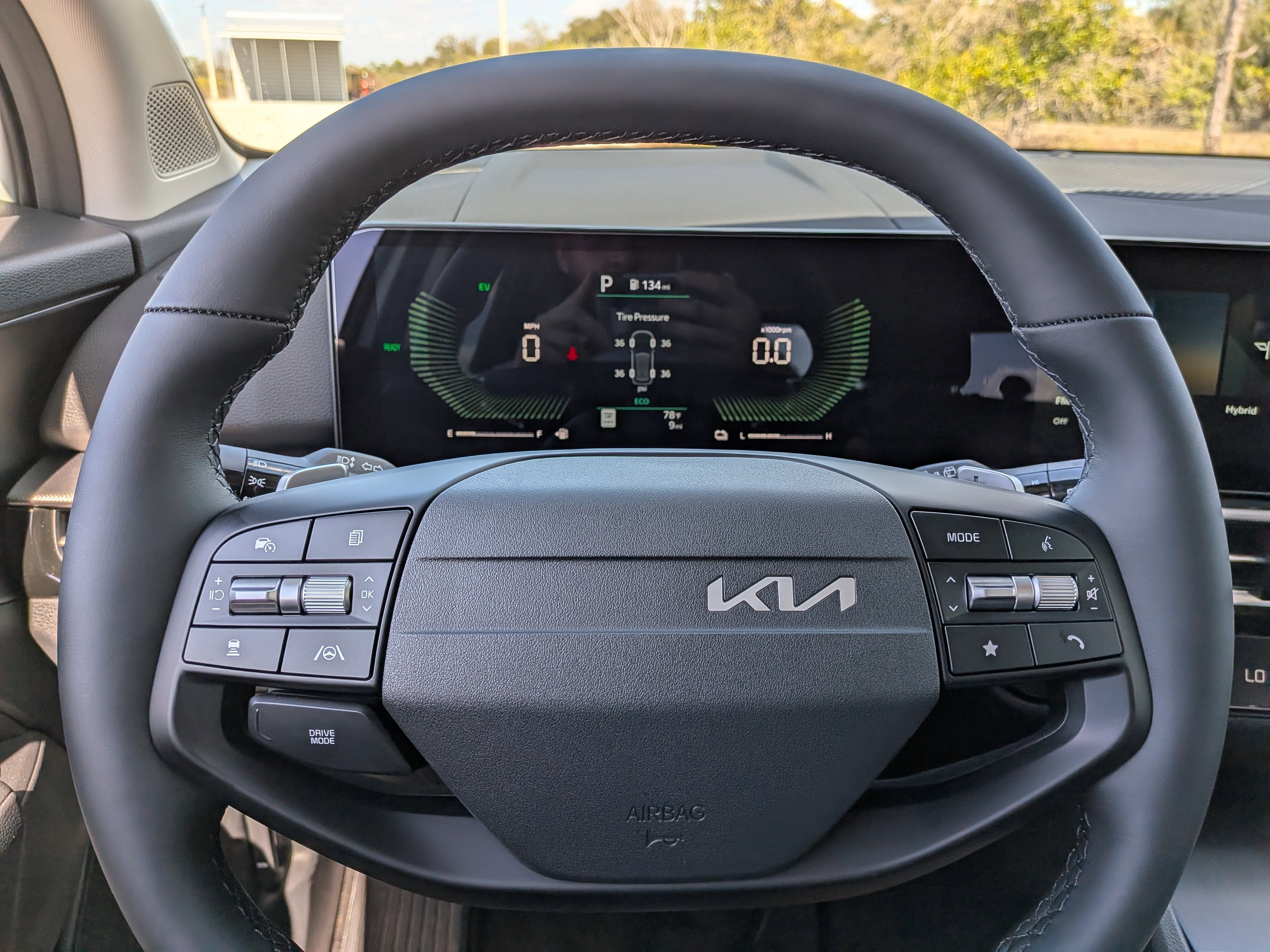 New 2026 Snow White Pearl Kia LX image 30