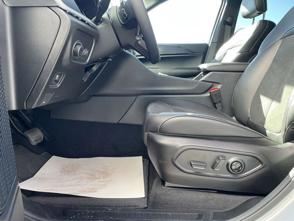 New 2025 Silver Zynith Exterior Paint Jeep Altitude X image 21