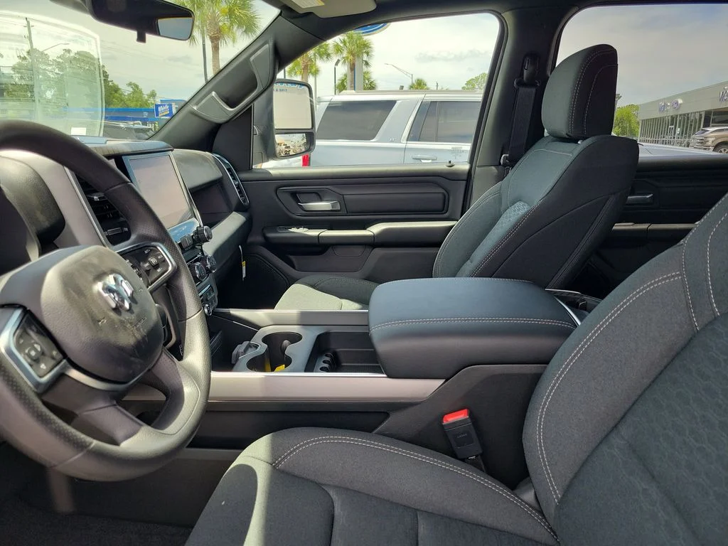 New 2026 Diamond Black Crystal Pearlcoat RAM Express image 9