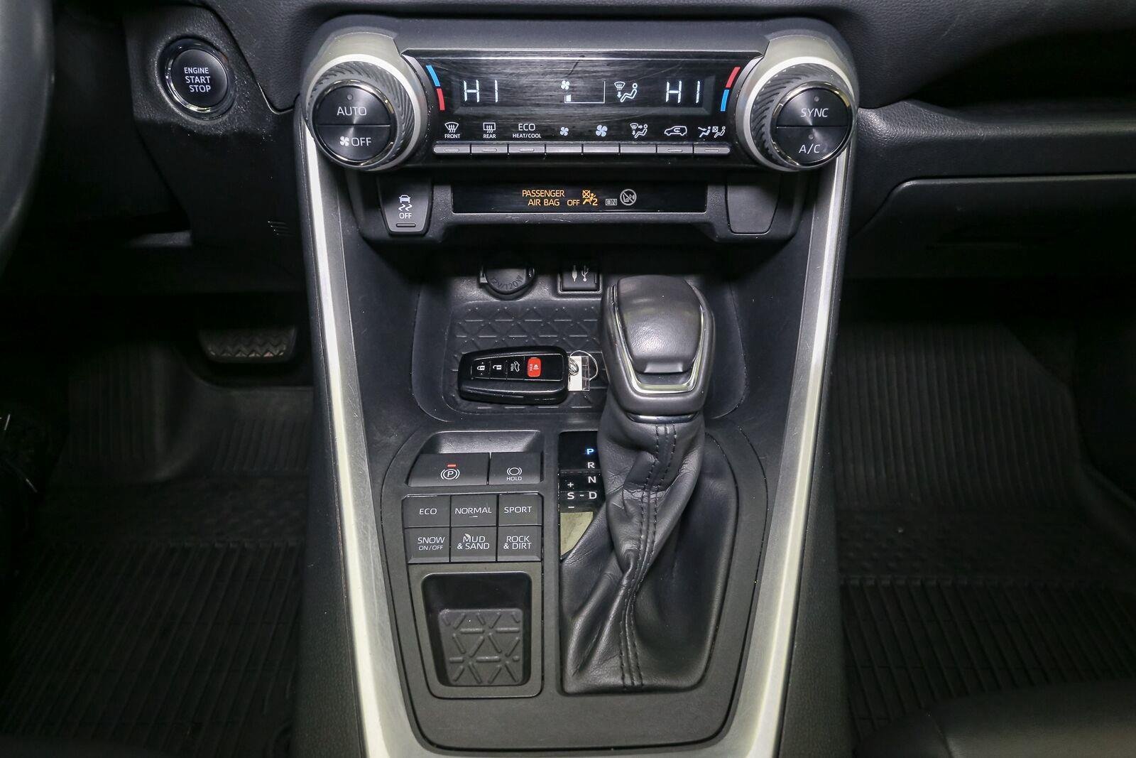 Used 2019 Super White Toyota XLE Premium image 32