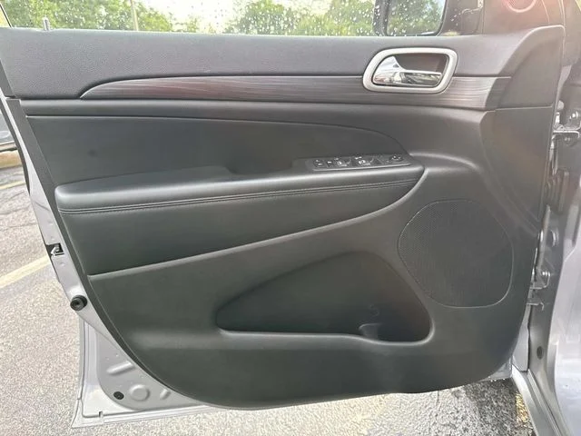 Used 2019 Silver Jeep Altitude image 20