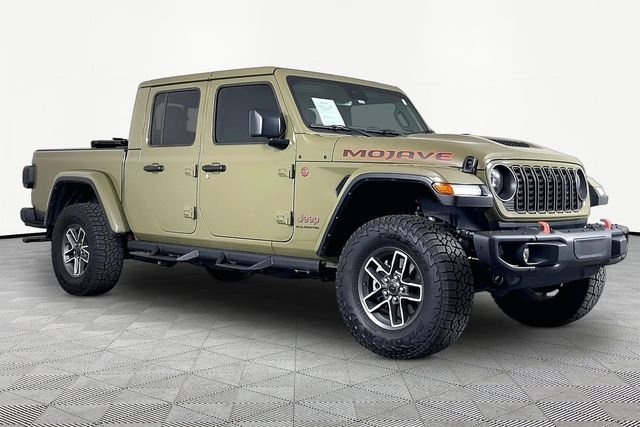 Used 2025 Green Jeep Mojave image 3
