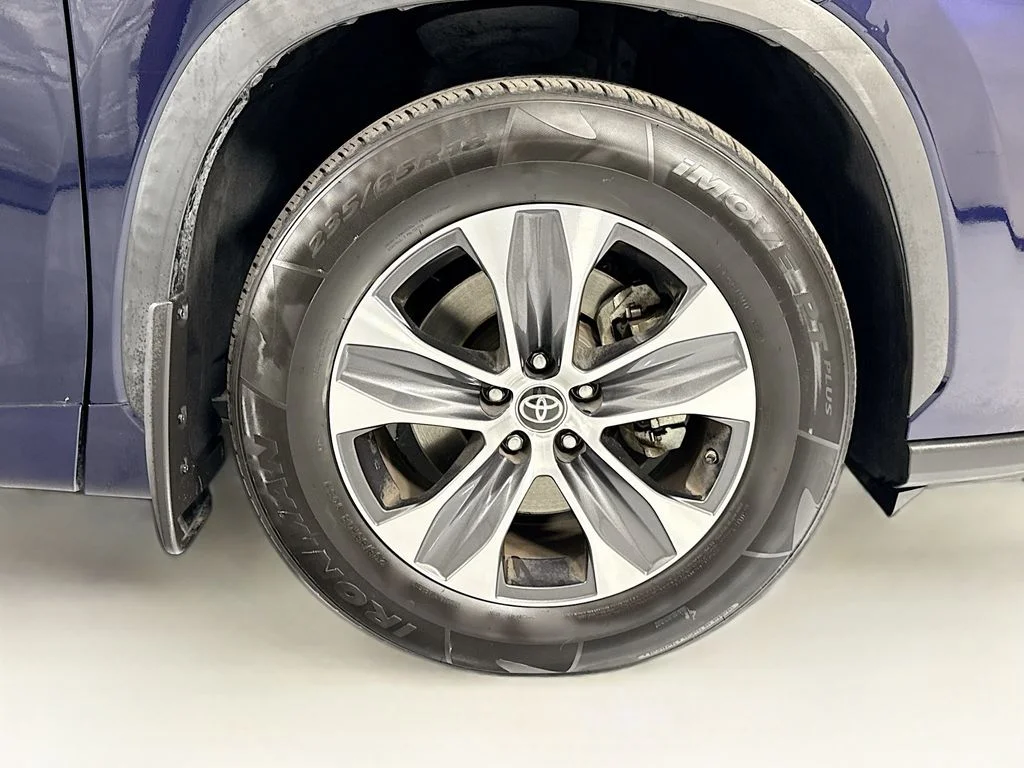 Used 2023  Toyota XLE image 33