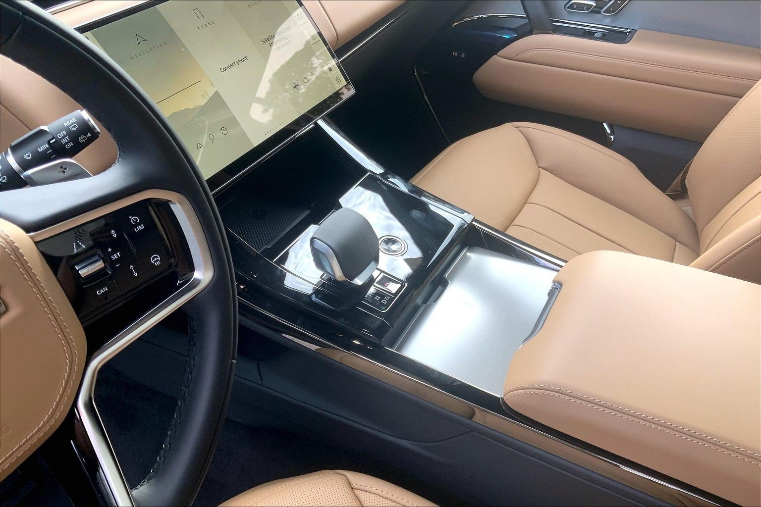 New 2027 Charente Grey Land Rover SE image 7