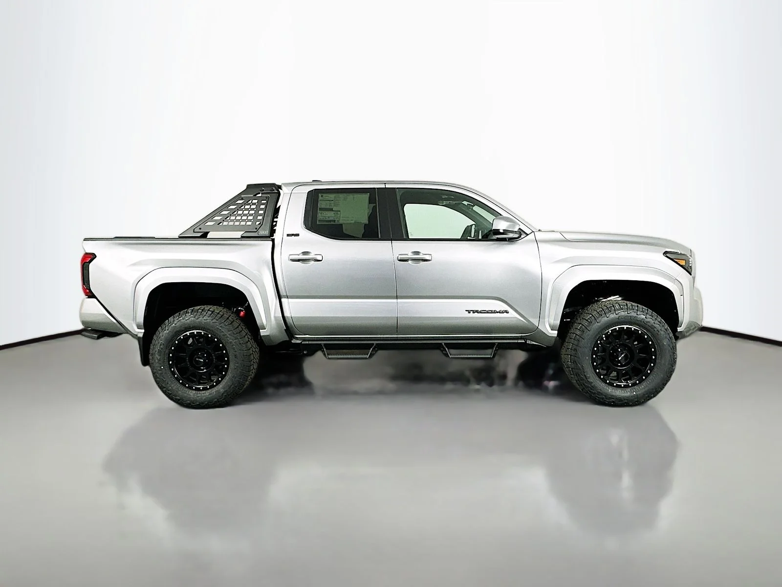 2025 Toyota Tacoma SR5 - Photo 8