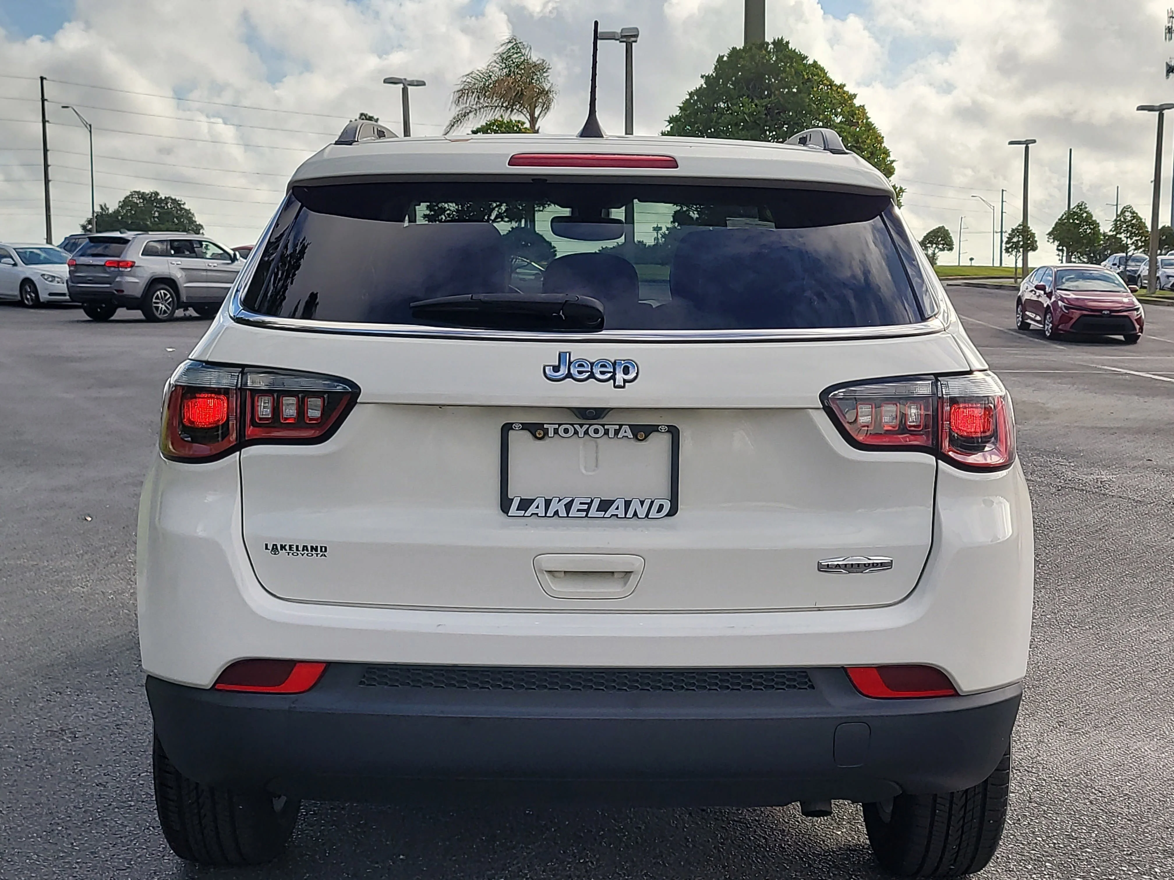 Used 2018 White Clearcoat Jeep Latitude image 14