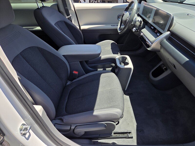 Used 2023 White HYUNDAI SE RWD image 15