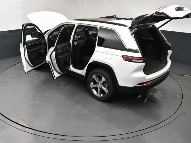 New 2026 Bright White Clear-Coat Exterior Paint Jeep Limited image 28