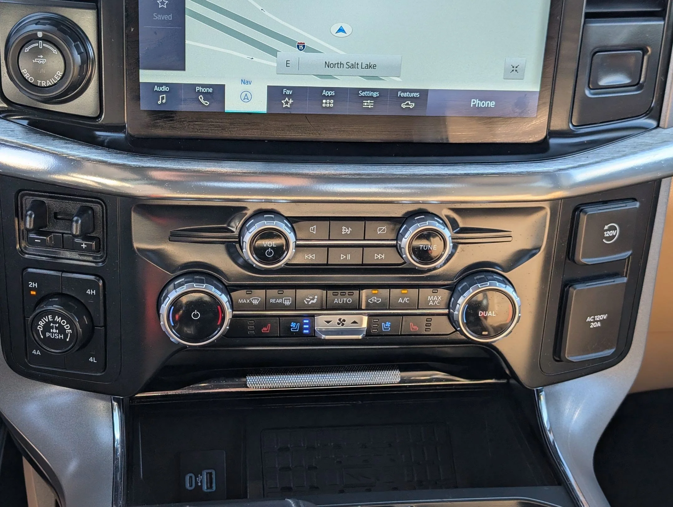 Used 2023 Gray Metallic Ford LARIAT image 22