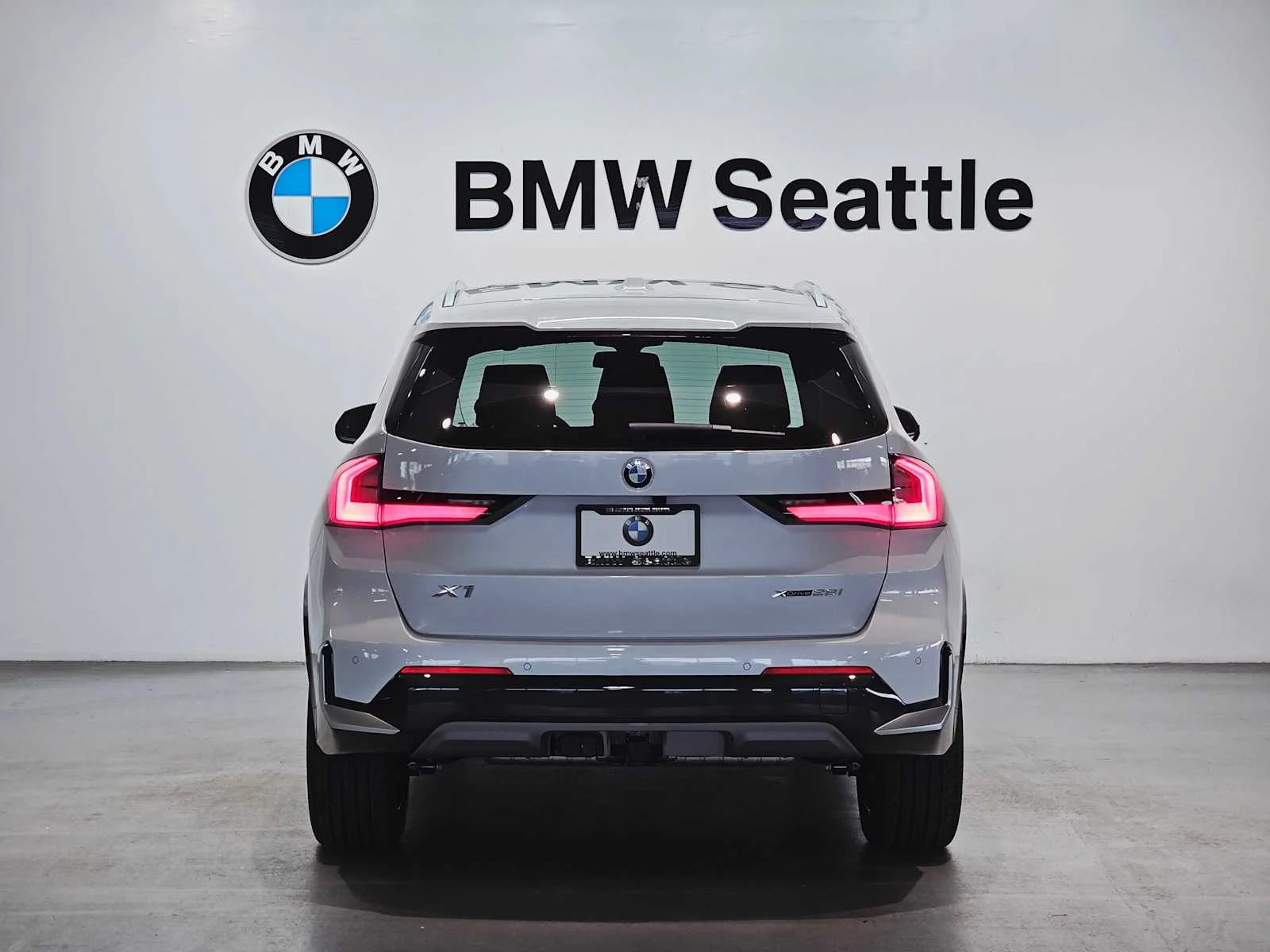 New 2026 Mineral White Metallic BMW xDrive28i image 5