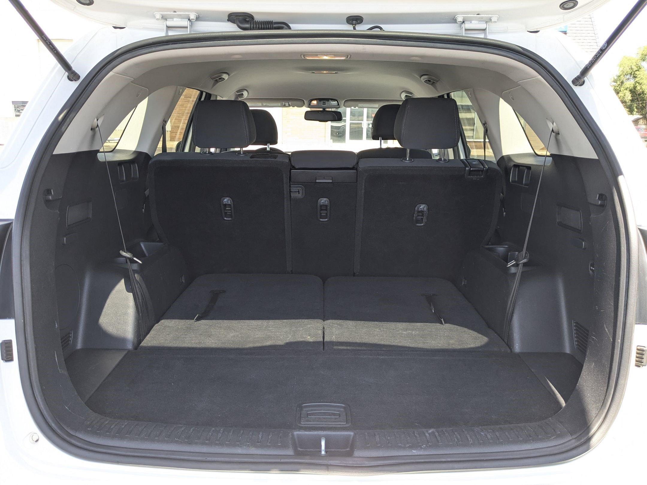 Used 2018 Snow White Pearl Kia LX image 32
