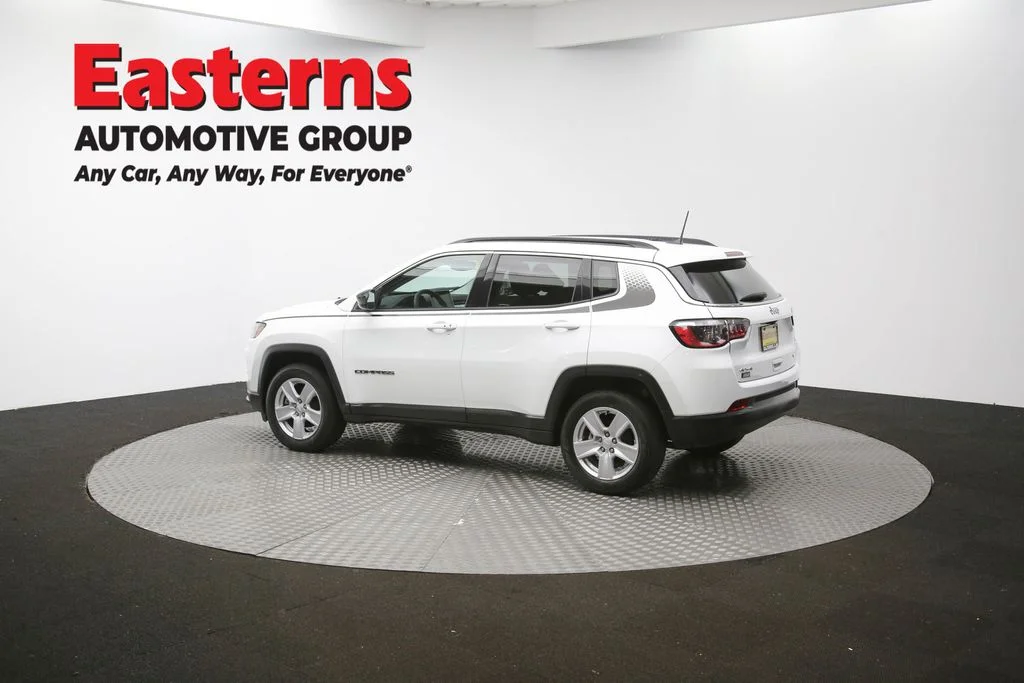 Used 2022 White Jeep Latitude image 60