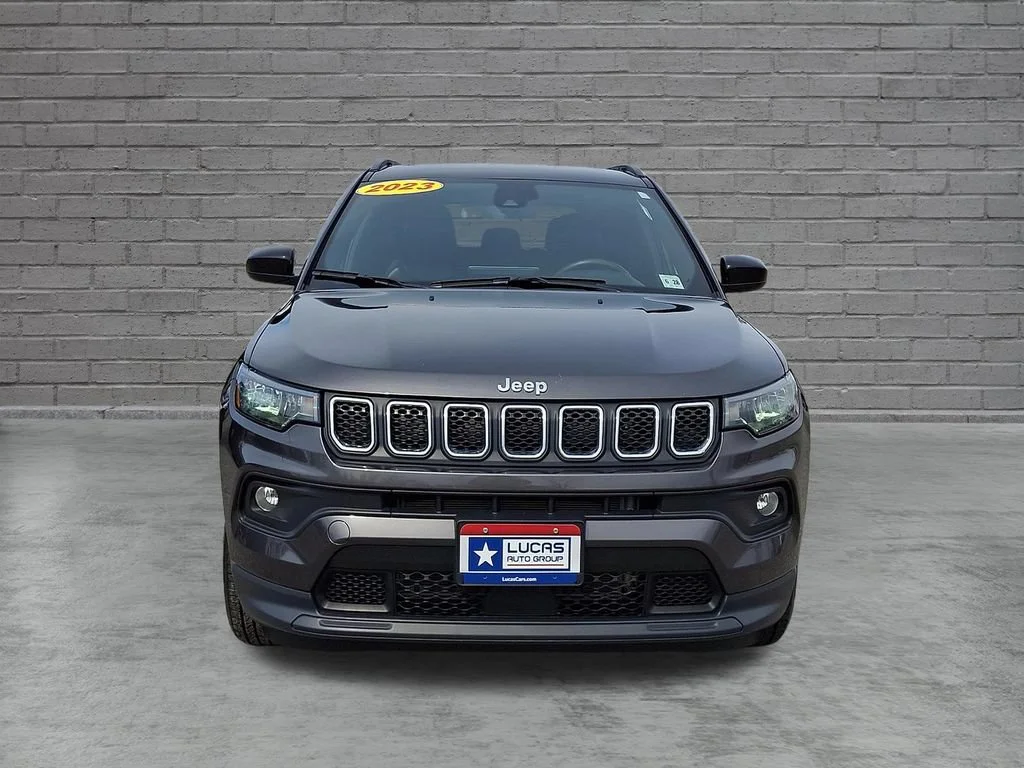 Used 2023 Granite Crystal Metallic Clearcoat Jeep Latitude image 4
