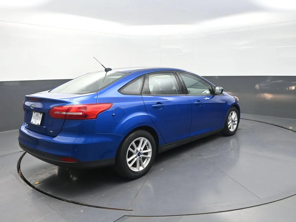 Used 2018 Blue Ford SE image 11