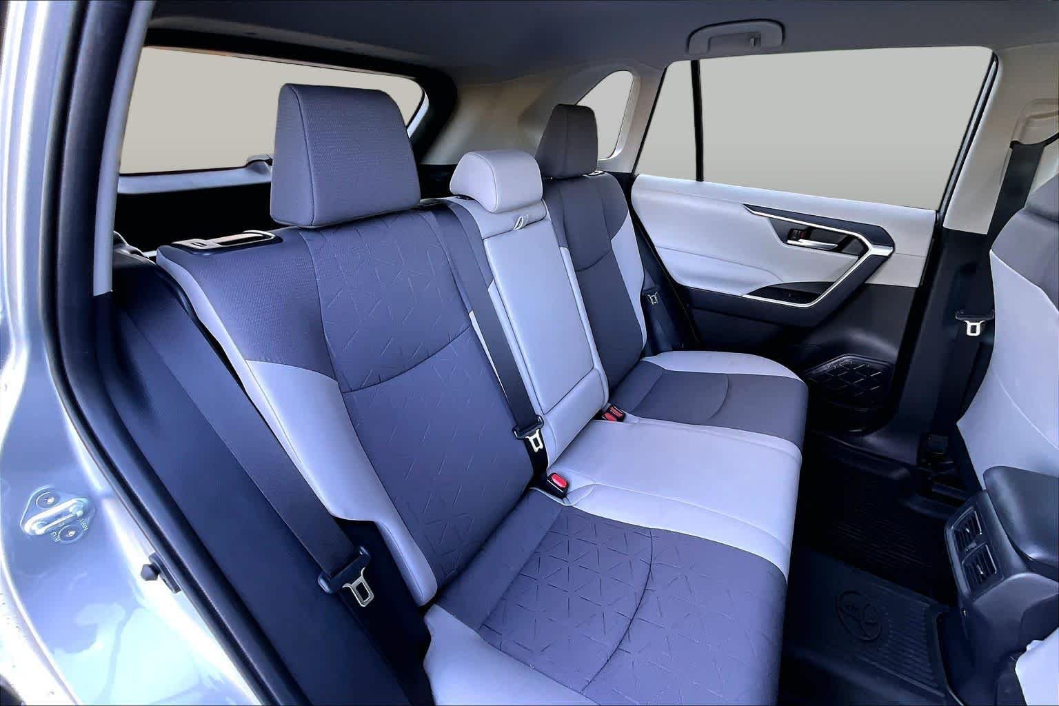 2025 Toyota RAV4 XLE - Photo 38