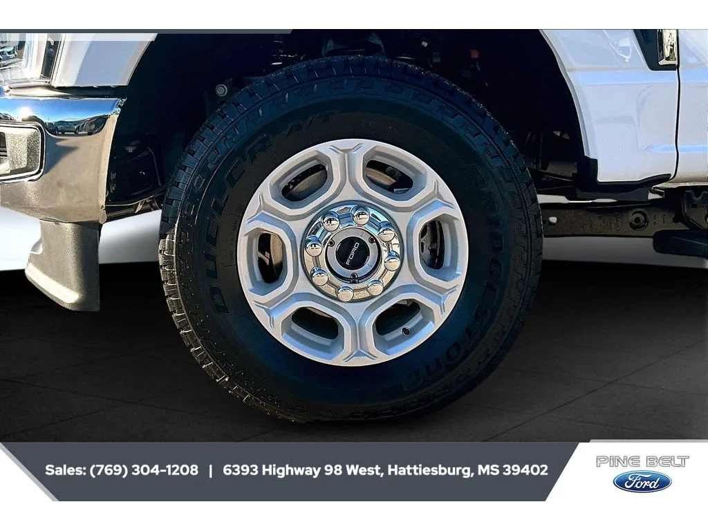 New 2026 Oxford White Ford F-250® XLT image 7