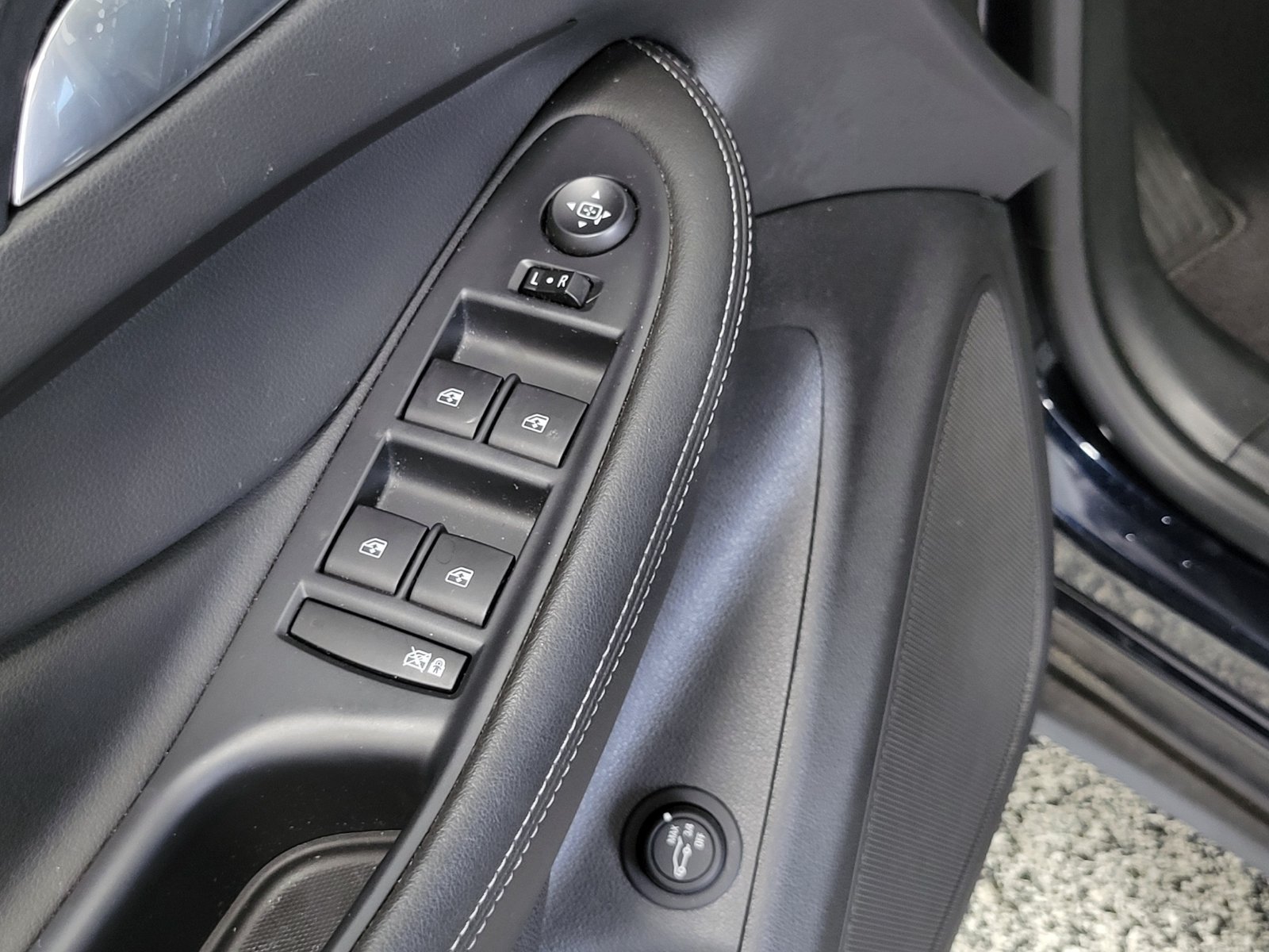 Used 2020 Blue Buick Essence image 8