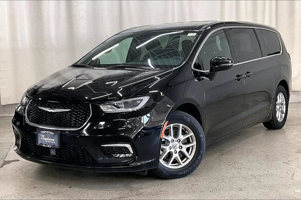 Used 2025 Black Chrysler Select image 10