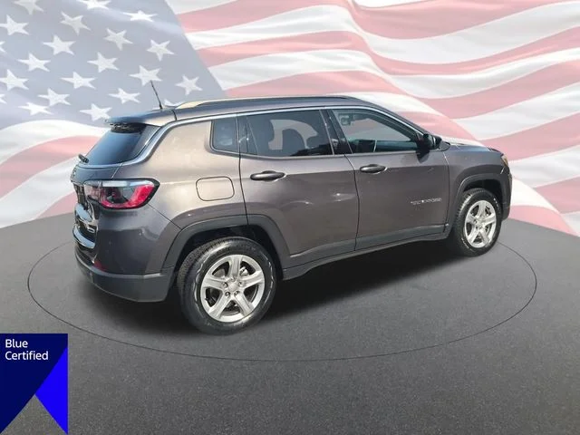 Used 2023 Gray Jeep Latitude image 3