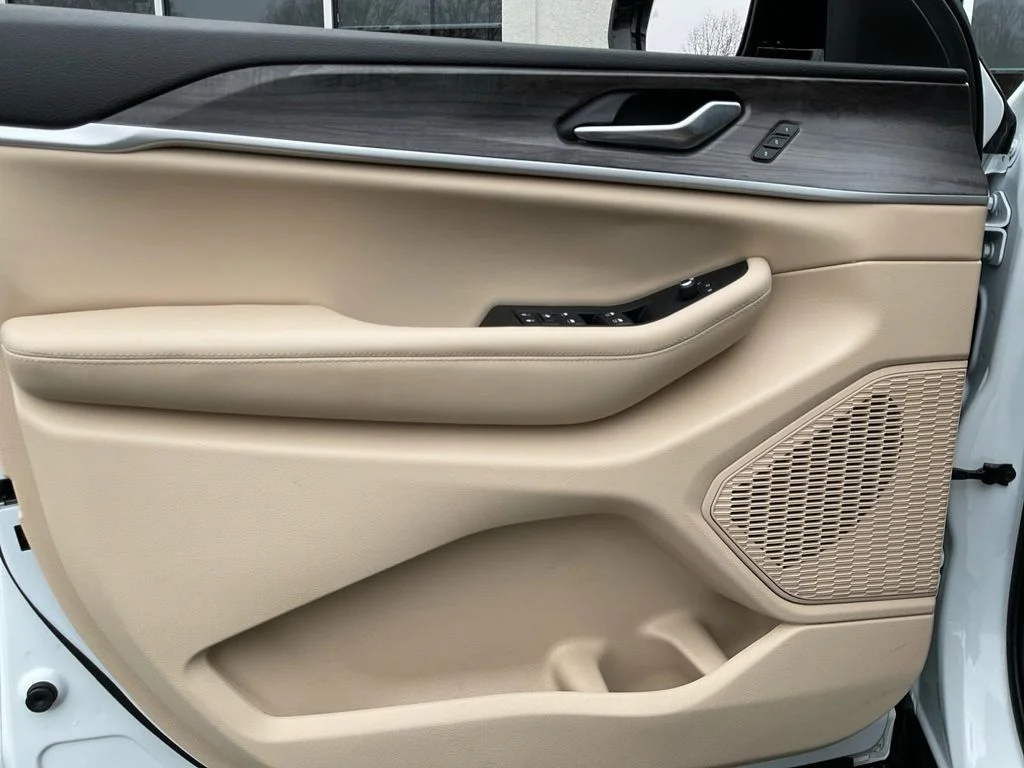 Used 2023 White Jeep Limited image 32