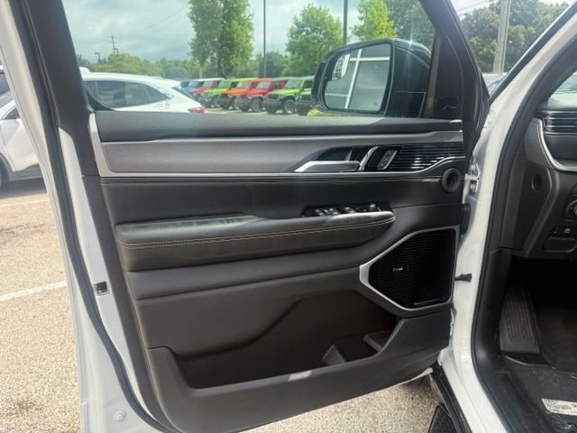 New 2026 Bright White Clear-Coat Exterior Paint Jeep  image 14