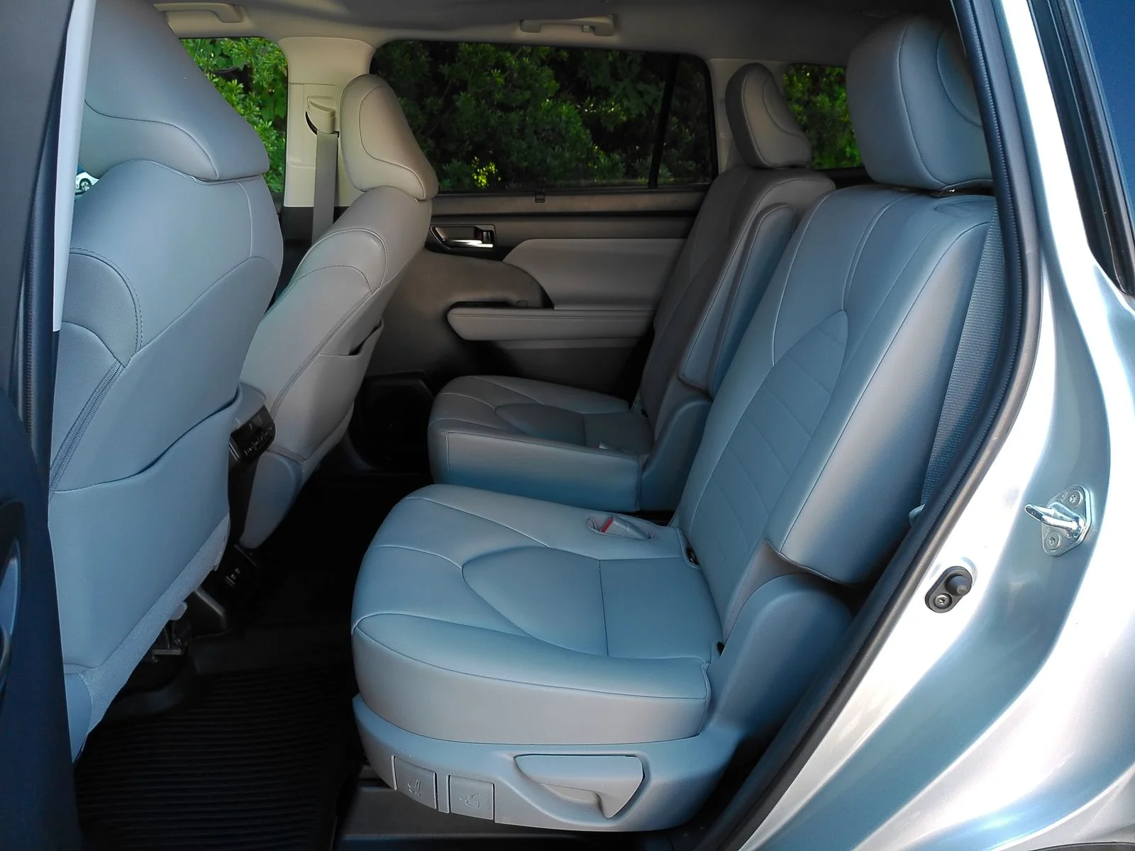 Used 2020 Silver Toyota XLE image 7