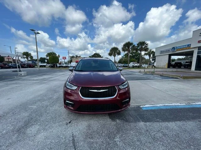 Used 2023  Chrysler Limited image 2