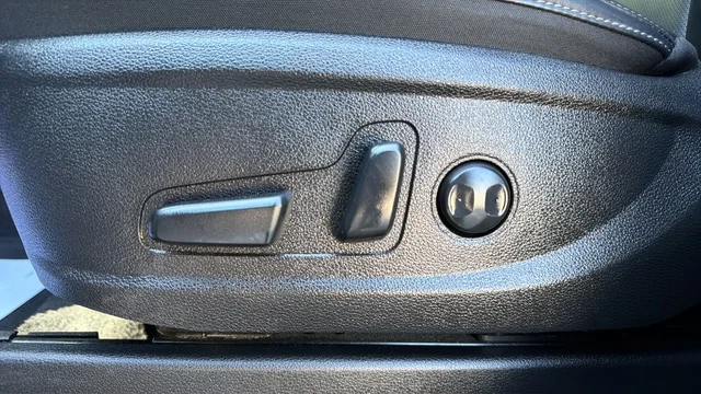 Used 2025 Everlasting Silver Kia S image 25