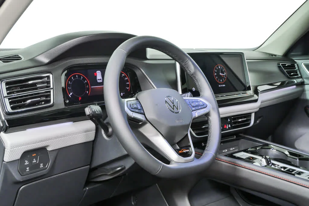 New 2026 Opal White Pearl Volkswagen 2.0T Peak Edition image 4