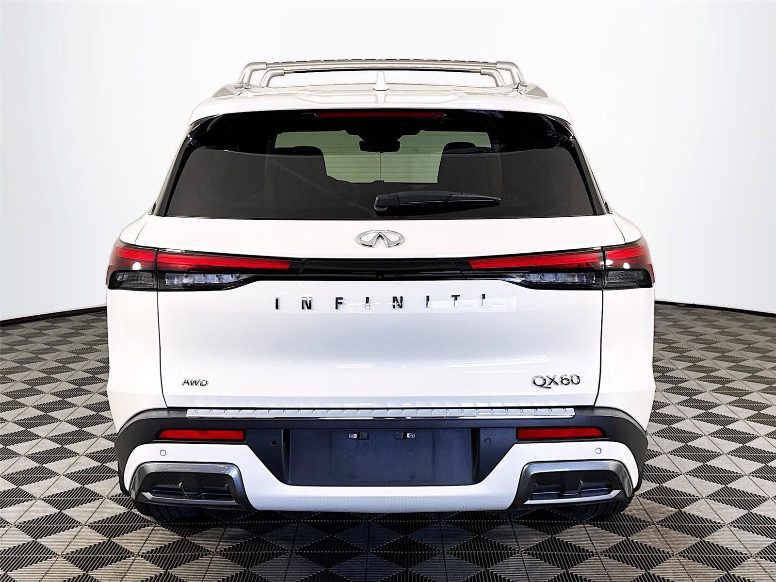 Used 2024 Majestic White INFINITI Sensory image 6