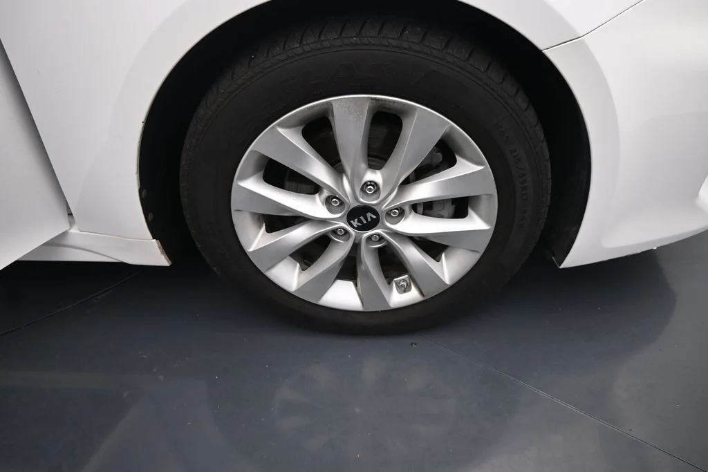 Used 2018 White Kia S image 12