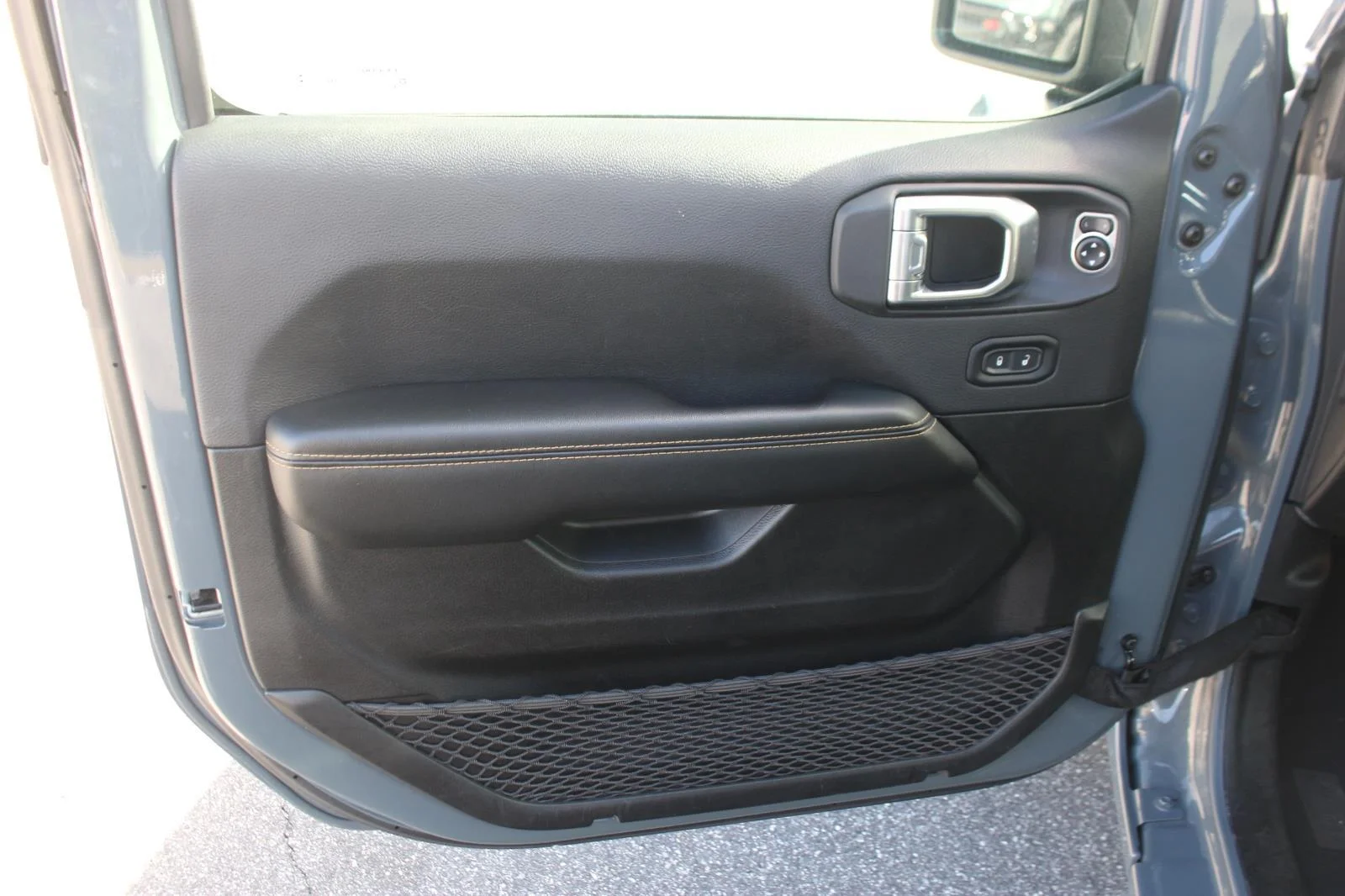 Used 2024 Grey Jeep Sahara image 11