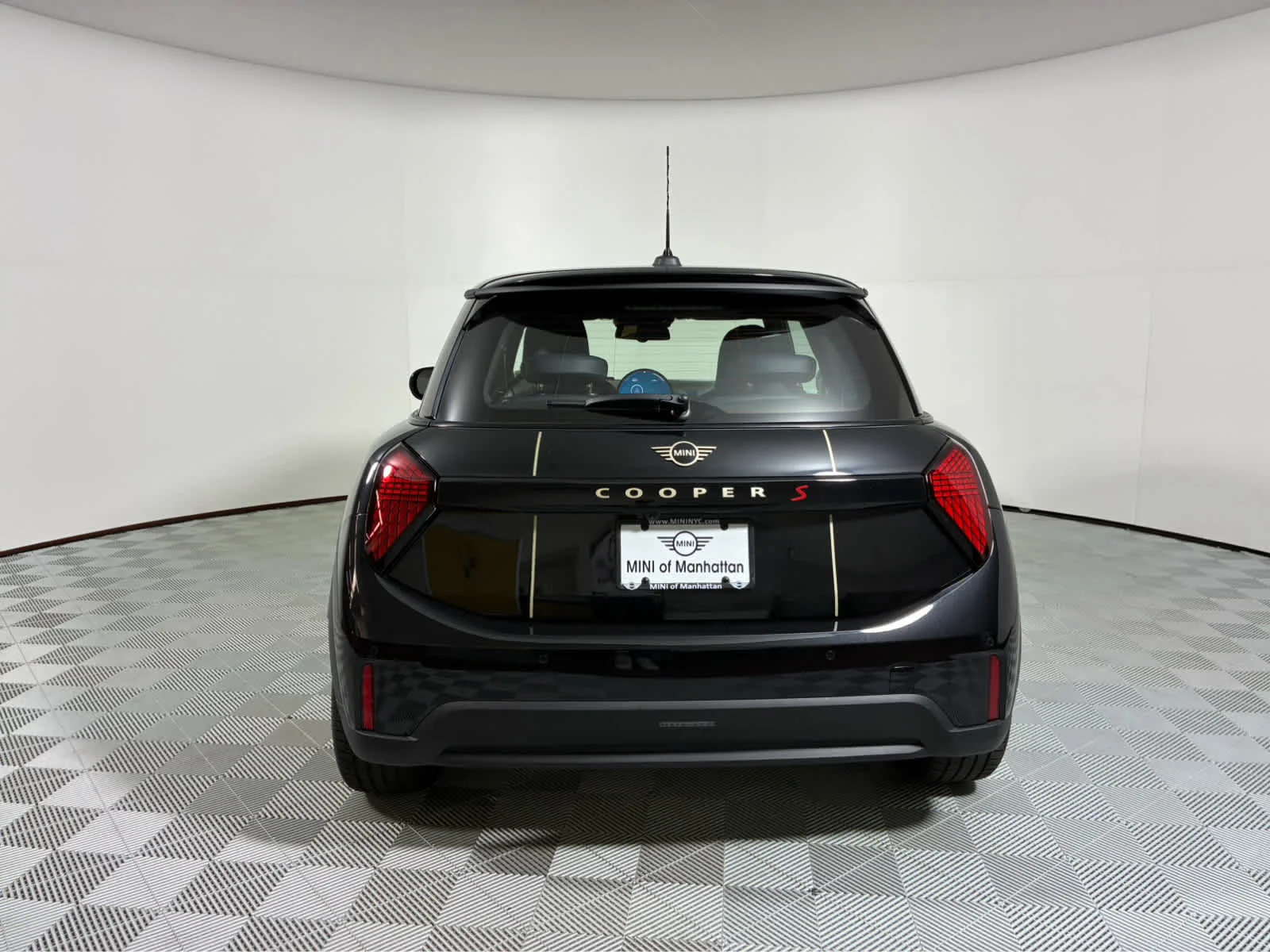 New 2026 Midnight Black II Metallic MINI Iconic image 4