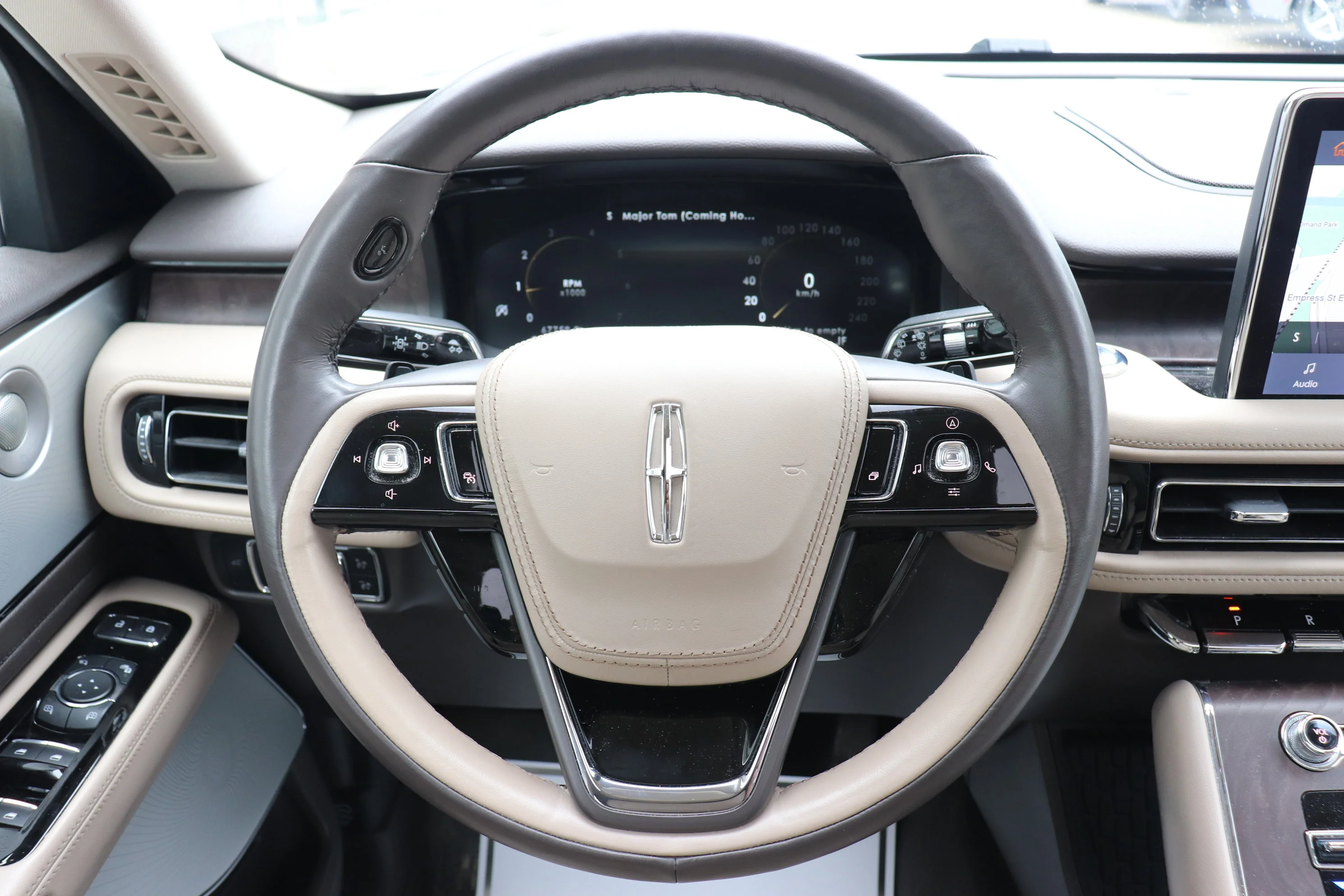 Used 2022 White Lincoln Reserve image 13