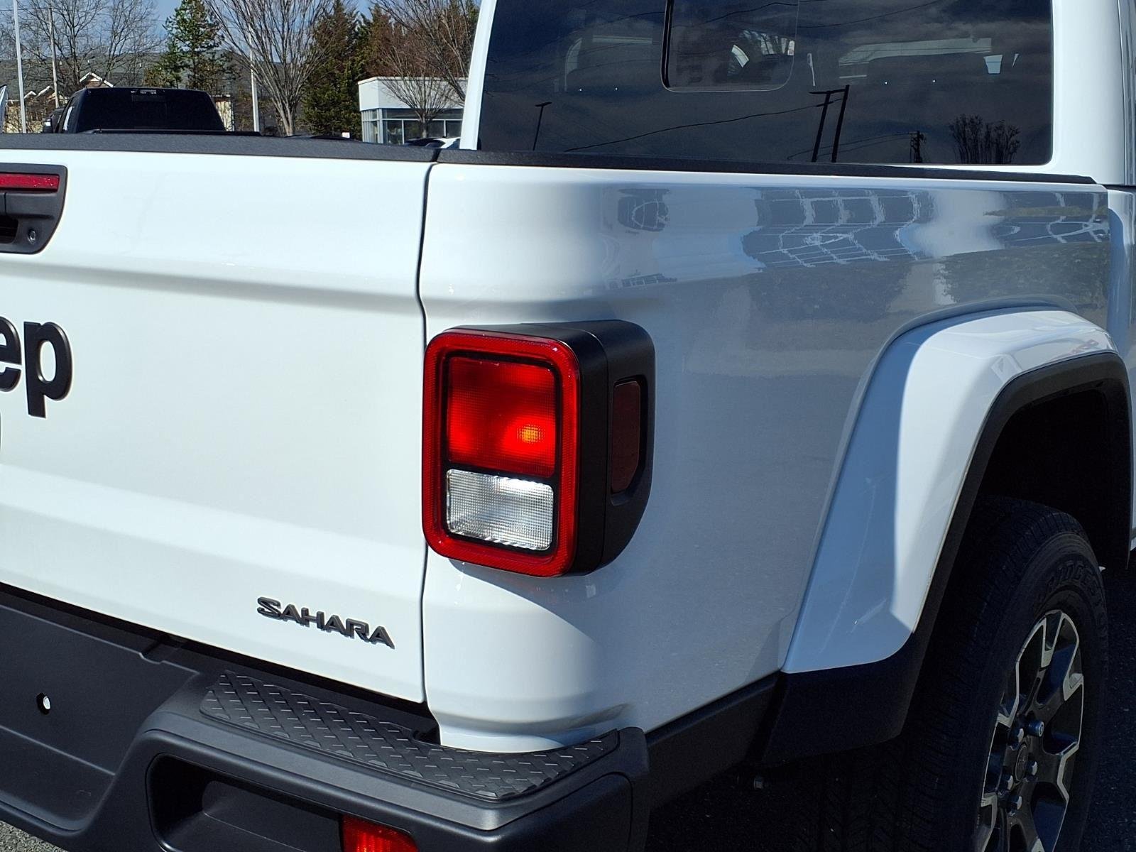 New 2026 Bright White Clear-Coat Exterior Paint Jeep Sahara image 16