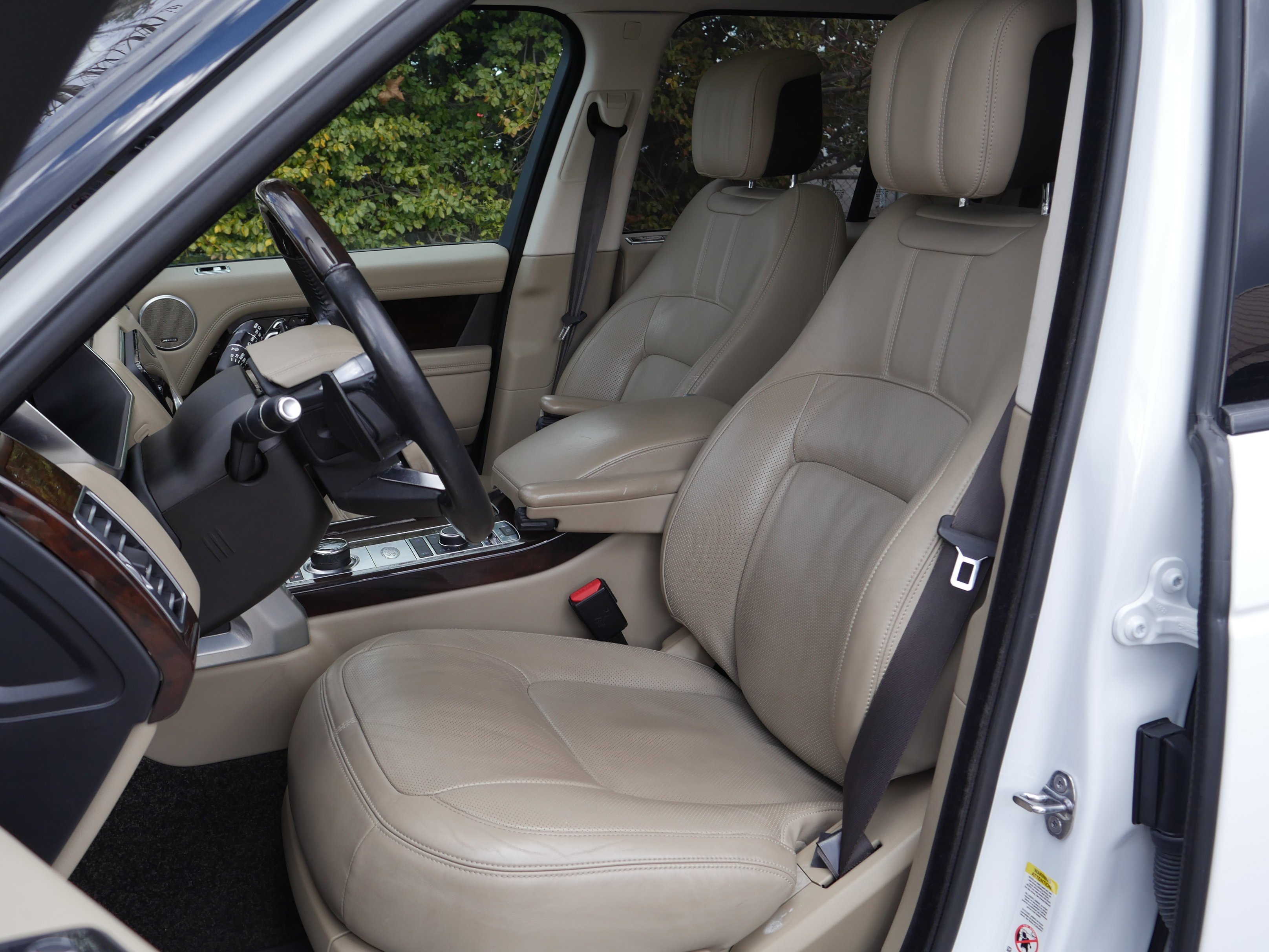 Used 2019 Fuji White Land Rover  image 42