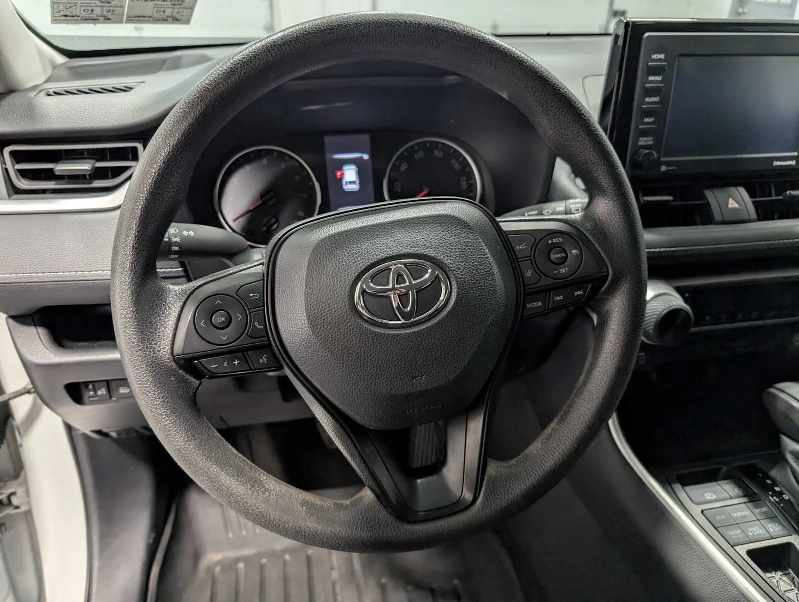 Used 2022 White Toyota LE image 34