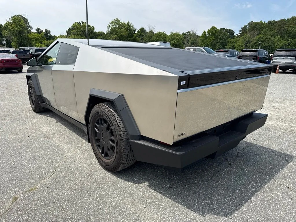 Used 2024  Tesla Base image 6