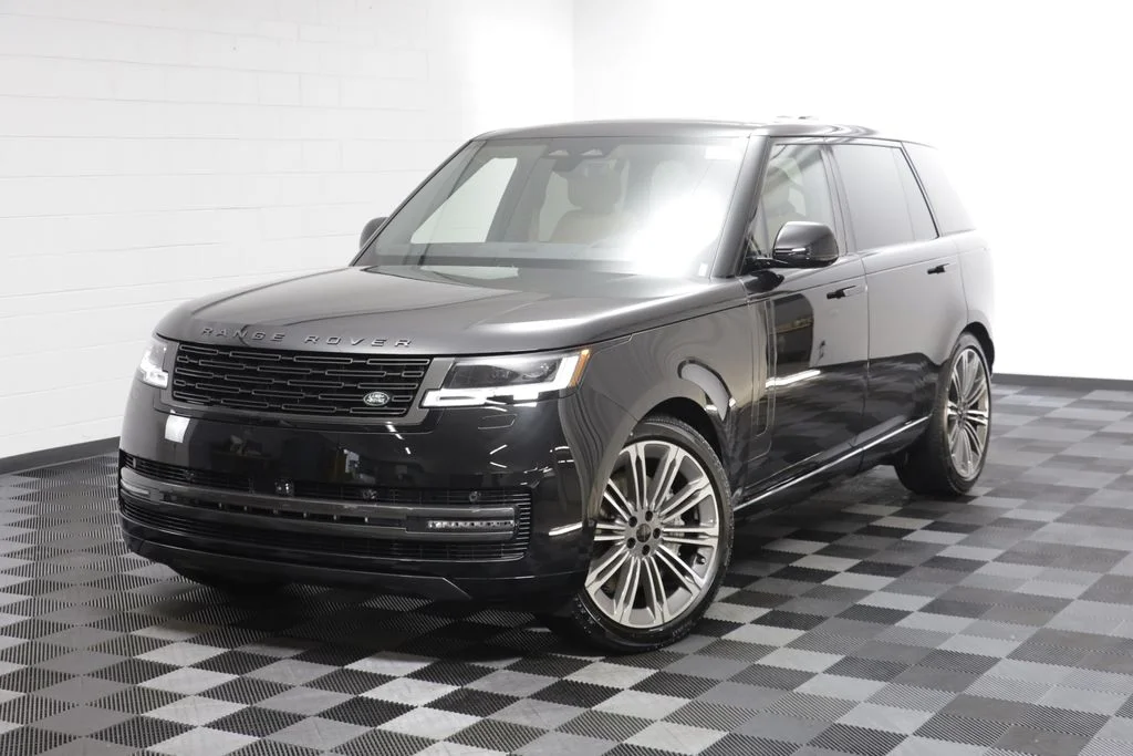 New 2026 Black Land Rover SE image 1