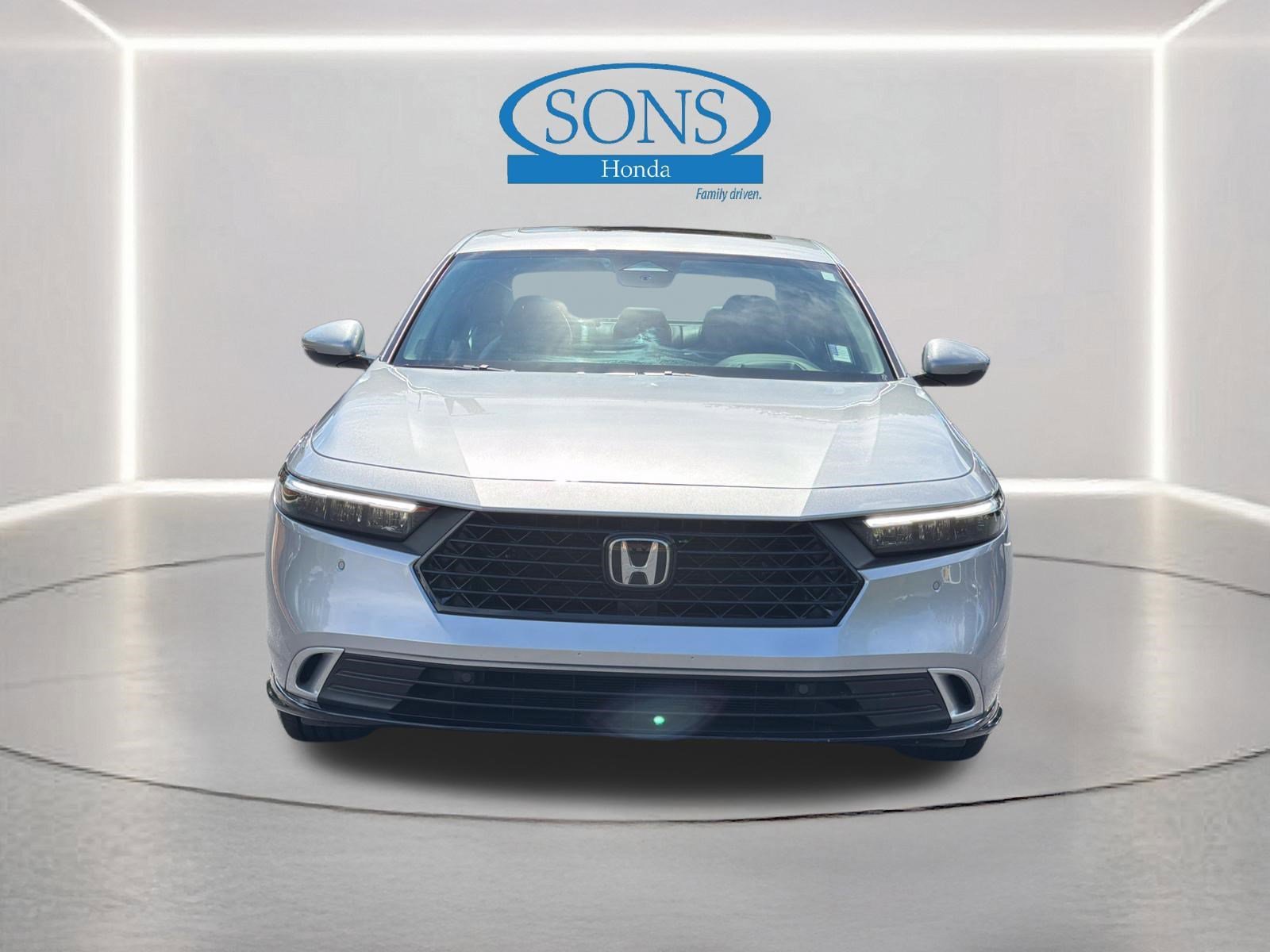 Certified Used 2025 Solar Silver Metallic Honda Touring image 27