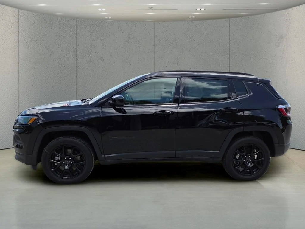 New 2026 Diamond Black Crystal Pearl-Coat Exterior Paint Jeep Latitude Altitude image 8