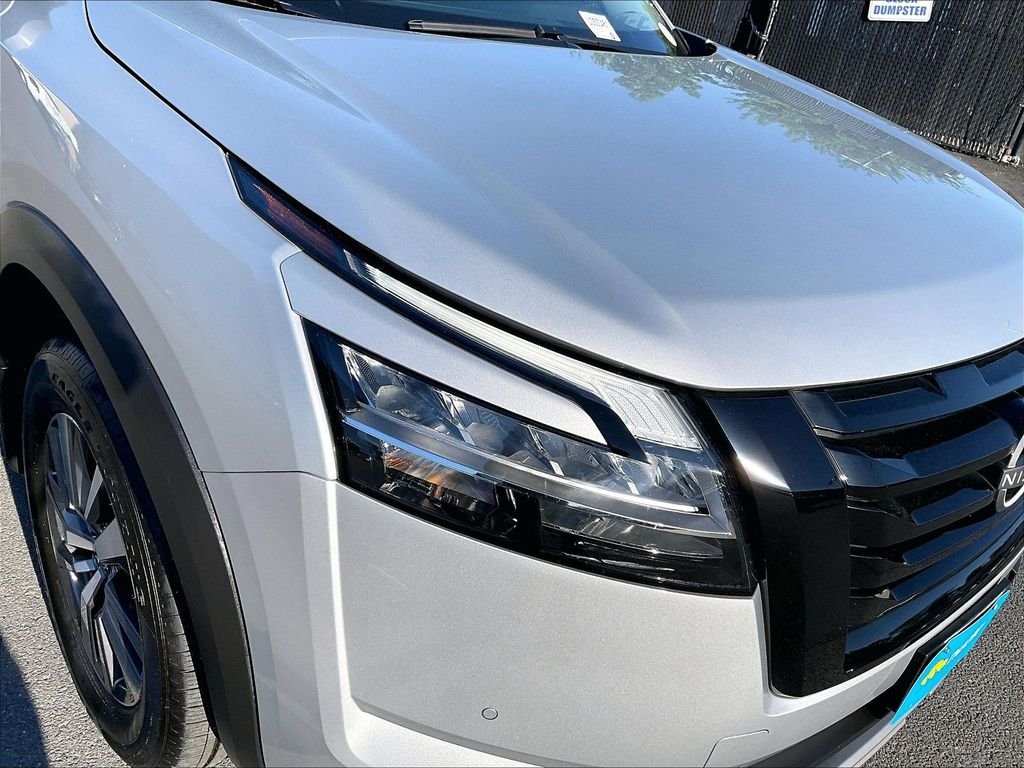 Used 2023 Silver Nissan SL image 33