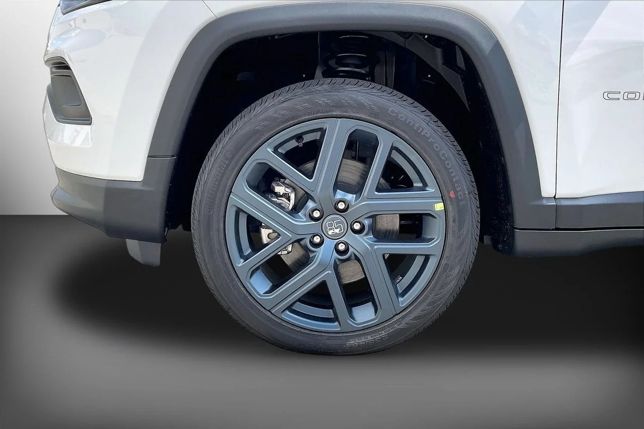 New 2026 Bright White Clearcoat Jeep Latitude image 30