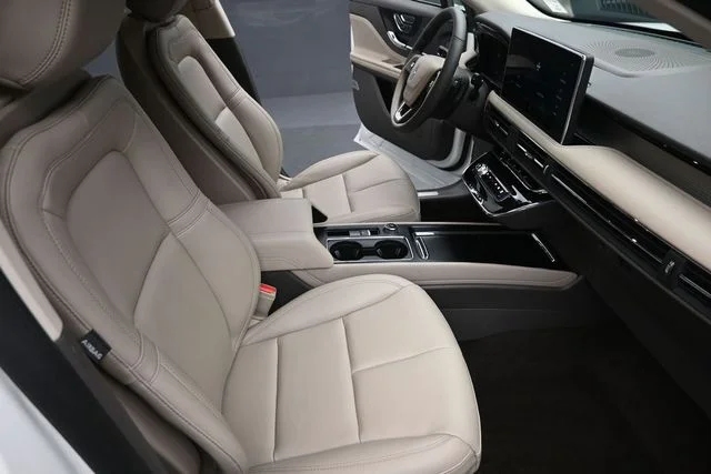 Used 2023 Pristine White Lincoln Standard image 27