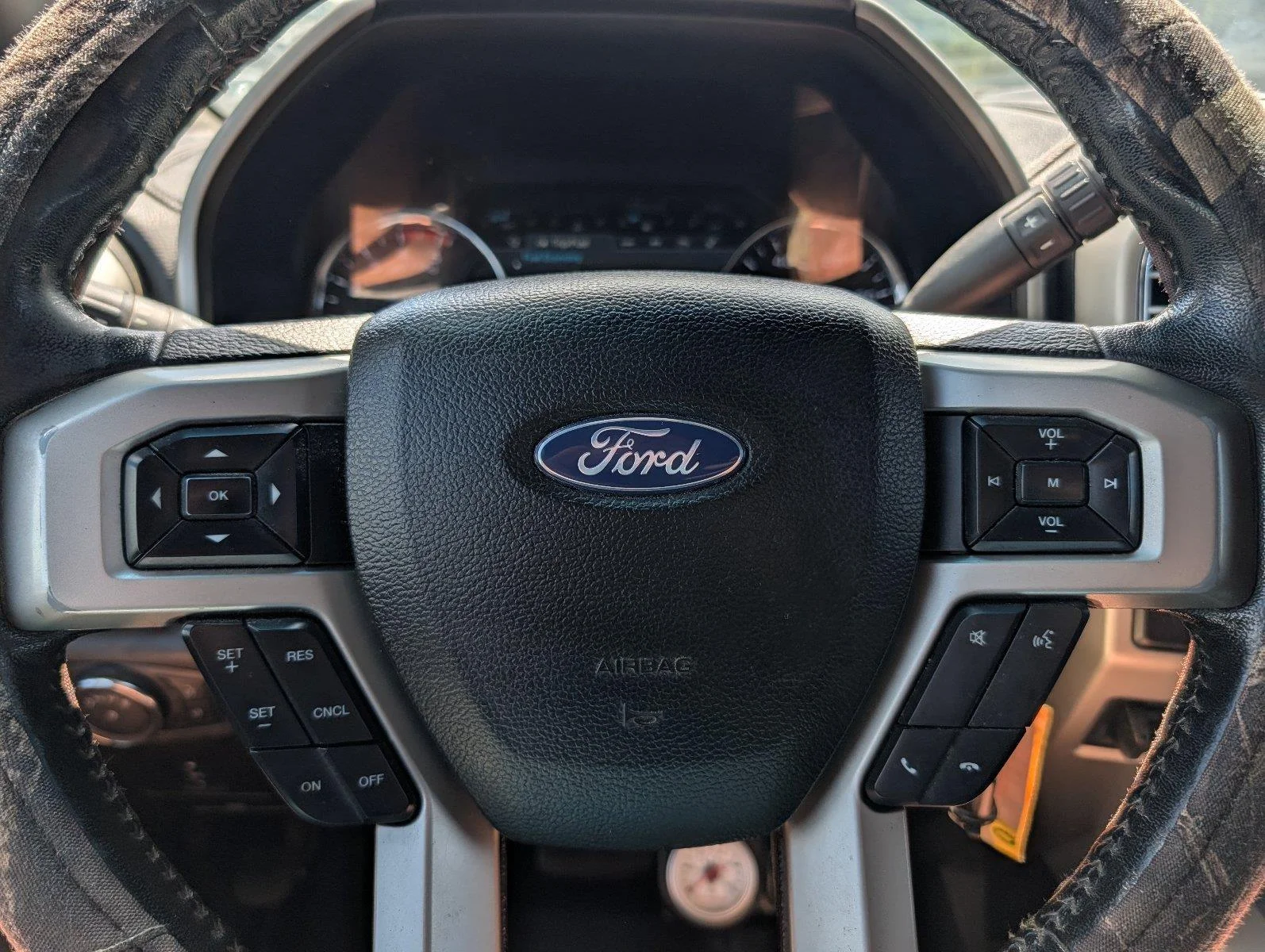 Used 2017 White Platinum Metallic Tri-Coat Ford Lariat image 23