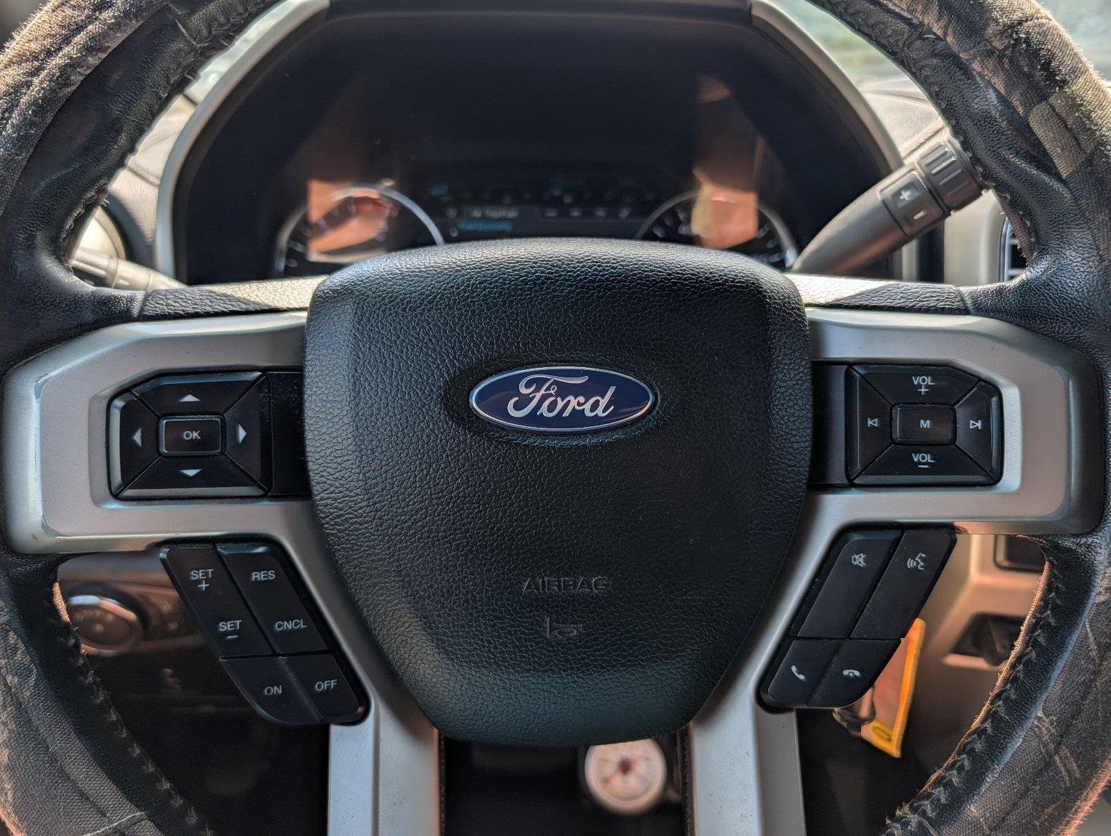 Used 2017 White Platinum Metallic Tri-Coat Ford Lariat image 23