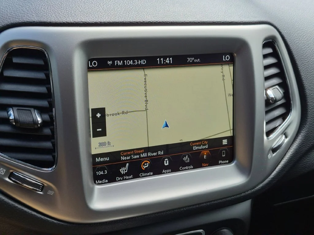 Used 2018 White Jeep Latitude image 17
